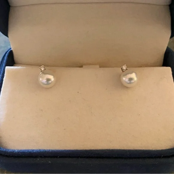 Beautiful Mikimoto Pearls with Diamonds 6 x 6.5mm - Picture 2 of 7